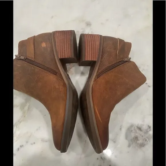 KORKS Sonya Ankle Bootie - Picture 14 of 16